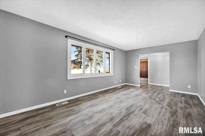 Property Photo:  610 N Rainbow Road  IL 61604 