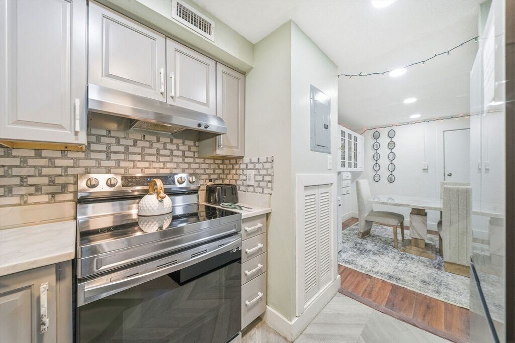 Property Photo: 502 Oak Str 9 MA 02301