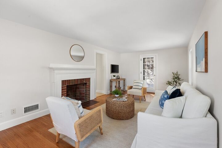 Property Photo:  115 Gloucester St  MA 02476 