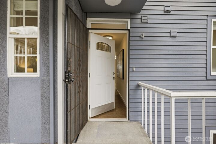 Property Photo: 1758 Dexter Avenue N 4 WA 98109