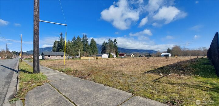 Property Photo:  909 N Fruitdale Road  WA 98284 