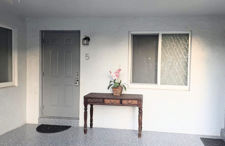 Property Photo: 618 SW 14th Terrace 5 FL 33312