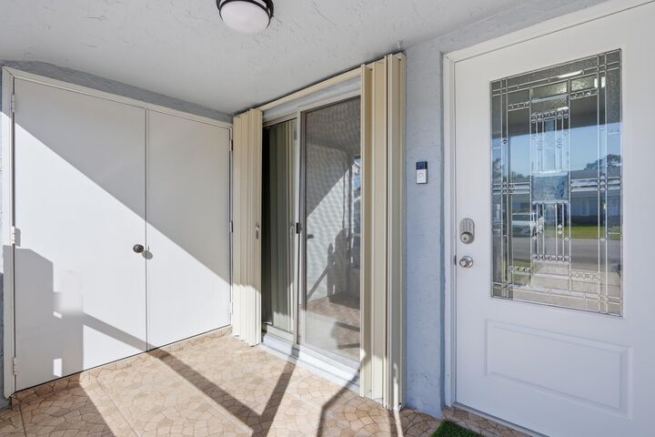 Property Photo:  4330 Lucerne Villas Lane  FL 33467 