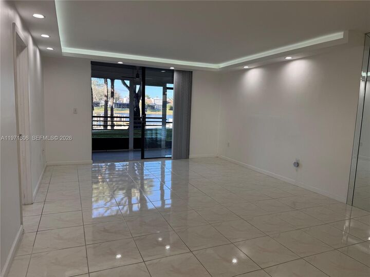 Property Photo:  1101 Colony Point Cir 102  FL 33026 