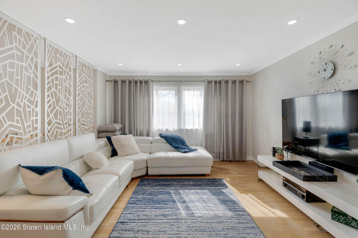 Property Photo:  929 W Fingerboard Road  NY 10304 