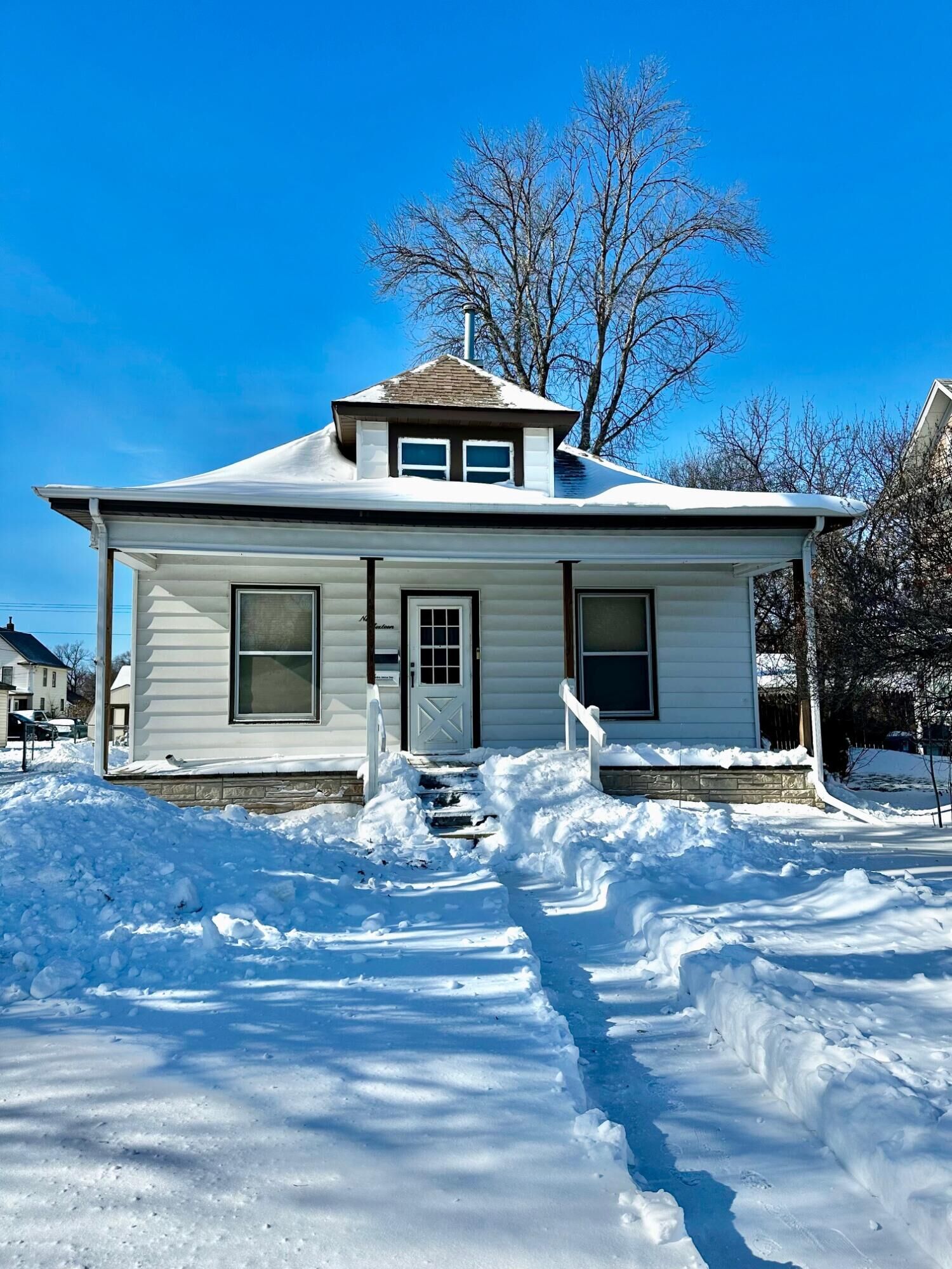 Property Photo:  916 S 1st St  SD 57401 