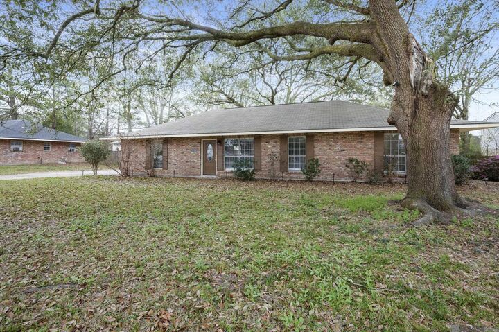 Property Photo:  41145 1st Colonial St  LA 70769 