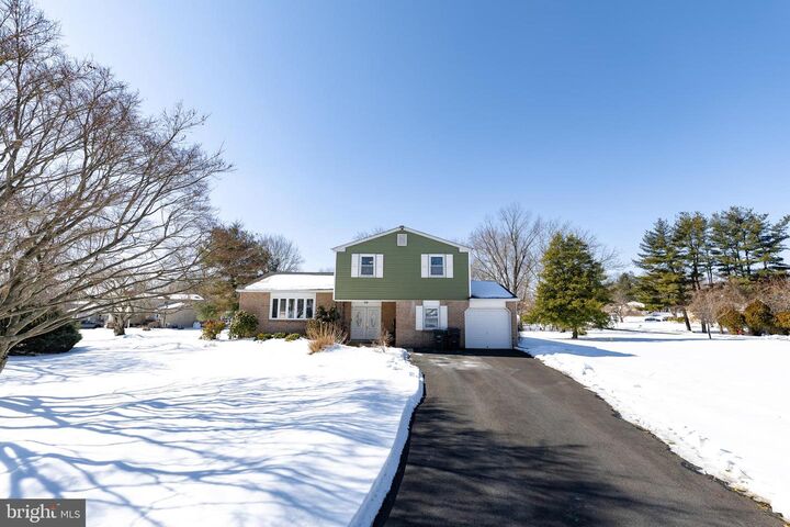 Property Photo: 184 W Georgianna Drive PA 18954