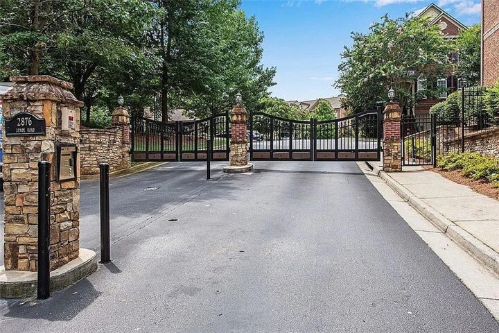 Property Photo:  2856 Overlook Trace NE  GA 30324 