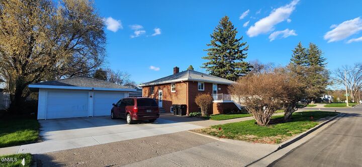 Property Photo:  1422 E Ave E  ND 58501 