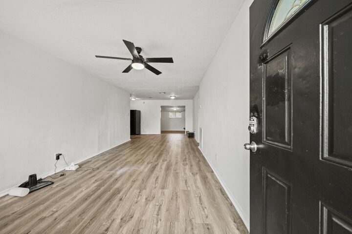 Property Photo: 5610 Arthington Street TX 77053