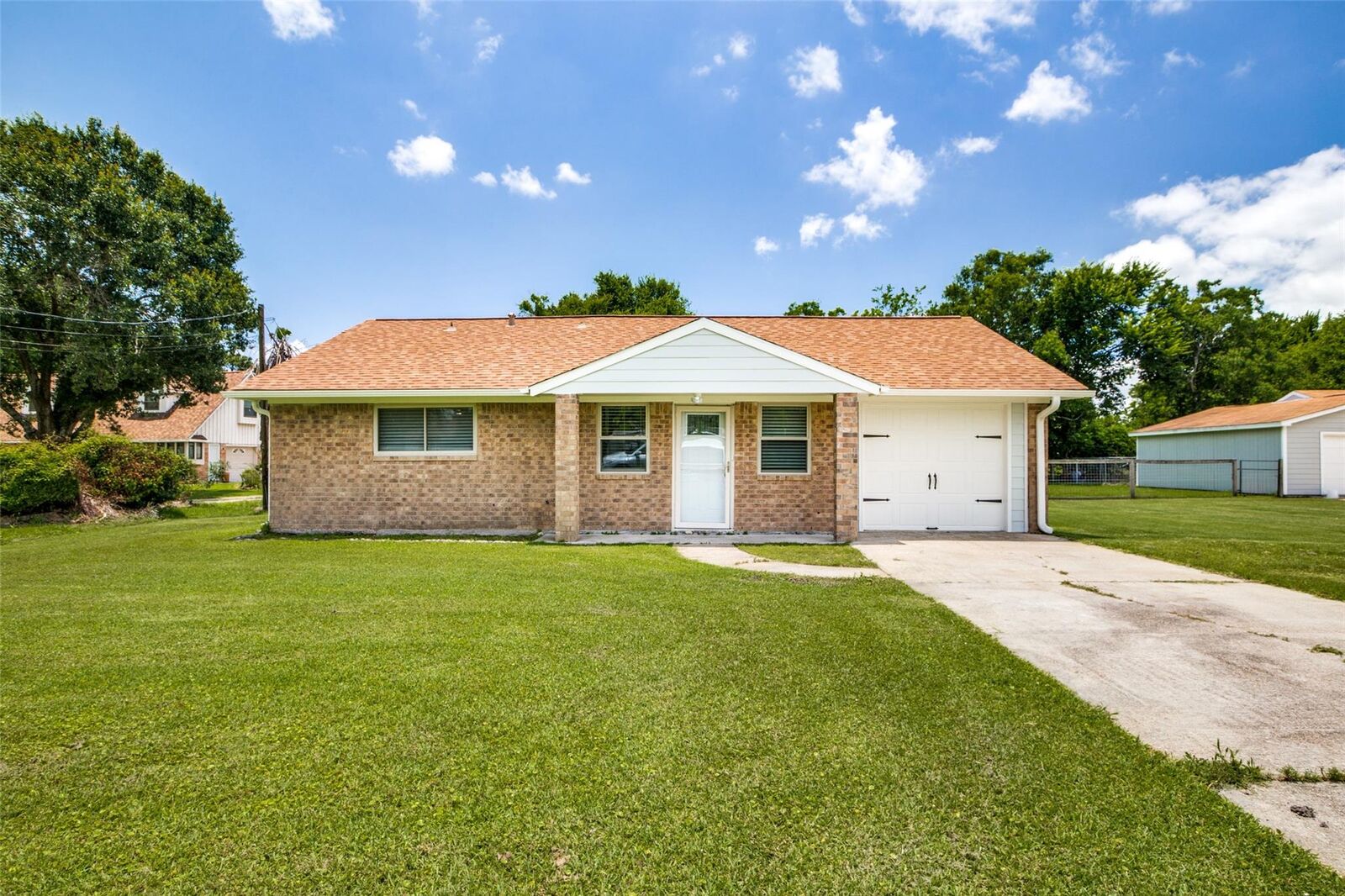 Property Photo: 908 Redberry Hill Road TX 77521