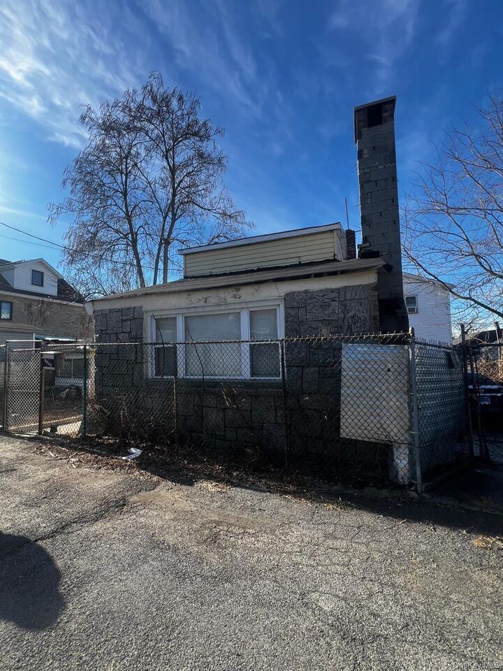 Property Photo:  1323 Harding Park  NY 10473 