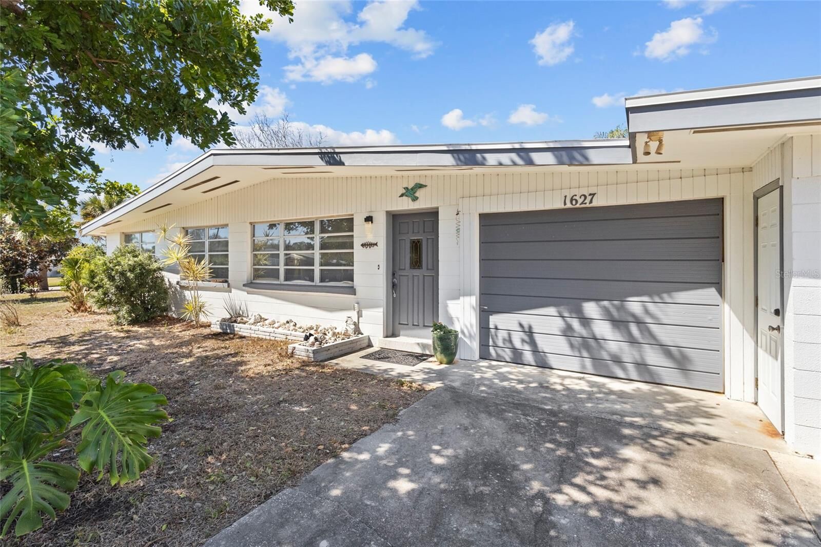 Property Photo:  1627 Dunmore Way  FL 34231 
