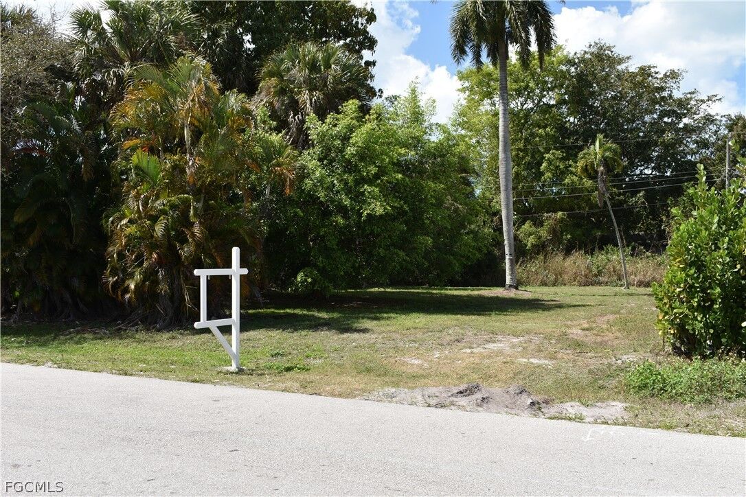 Property Photo:  4604 Orchard Lane  FL 34112 