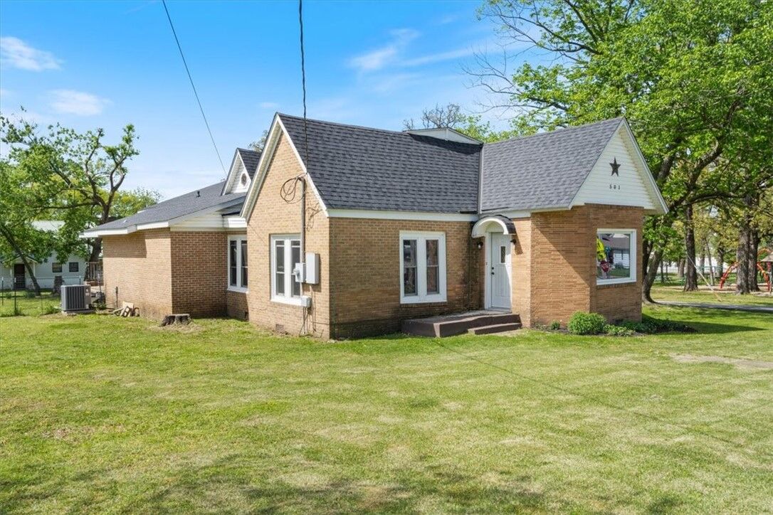 Property Photo:  501 SE Main Street  AR 72736 