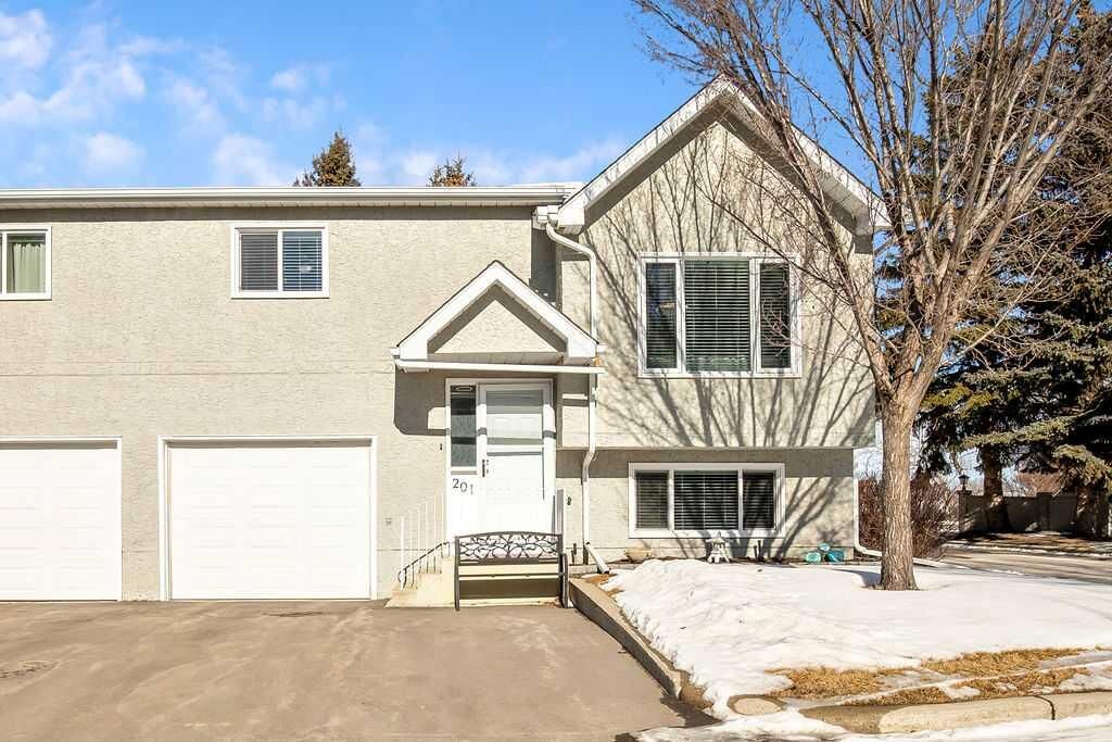 Photo de la propriété: 201 Fairway Drive NW AB T1V 1C9