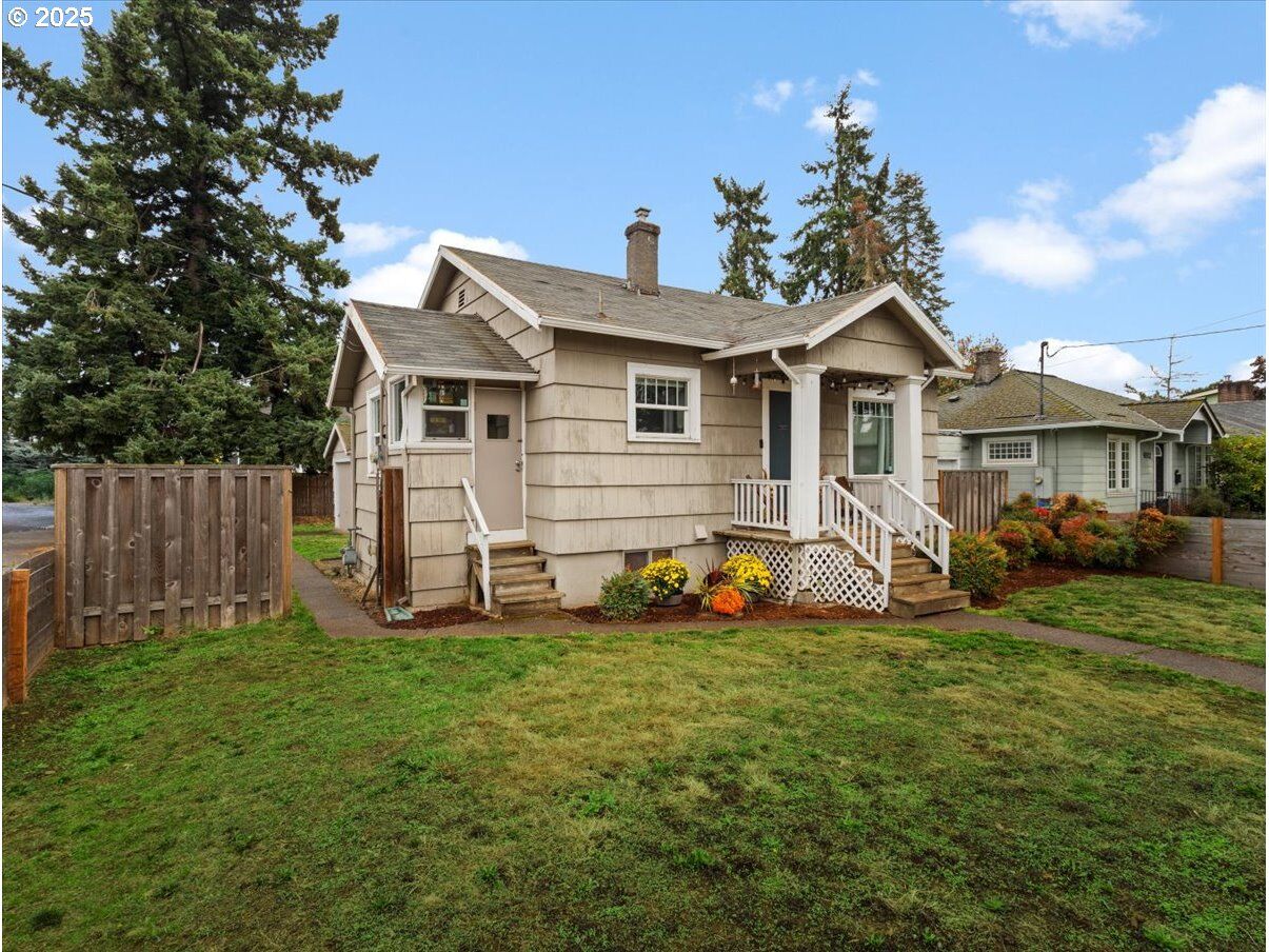 Property Photo: 6506 SE 83rd Ave OR 97266