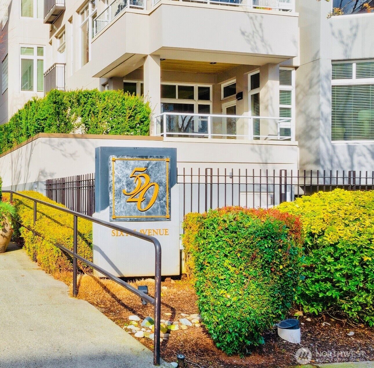 Property Photo:  520  6th Avenue 4003  WA 98033 