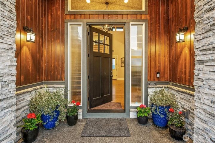 Property Photo:  1852 N Columbia Ridge Way  WA 98671 