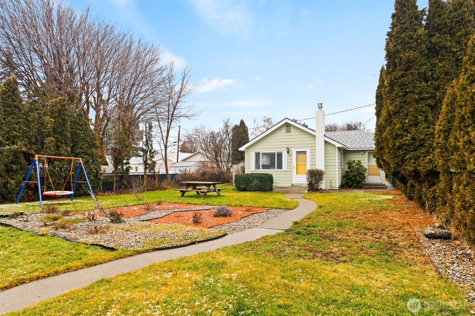 Property Photo:  405 S Sampson Street  WA 98926 