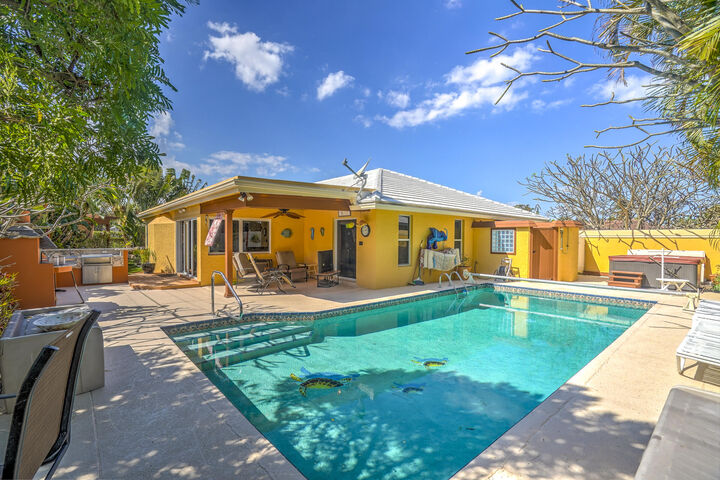 Property Photo:  1191 Emerald Lane  FL 33404 