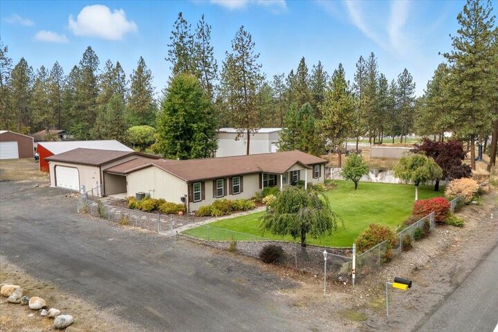 Property Photo: 8827 N Seven Mile Rd WA 99026