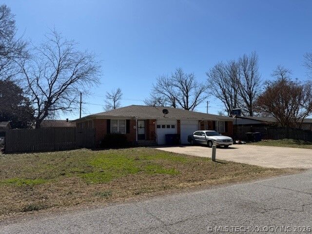 Property Photo:  1342 E 55th Place  OK 74105 