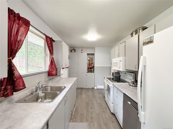 Property Photo:  530 Dogwood Dr  BC V0P 1G0 
