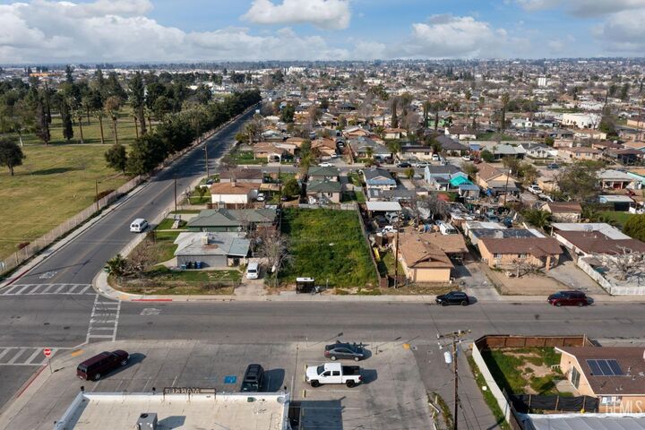 Property Photo:  1104 Virginia Avenue  CA 93307 