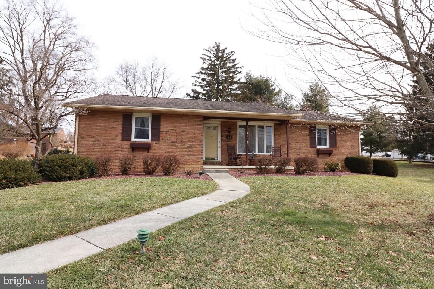 Property Photo:  41 W Queen Street  PA 17522 