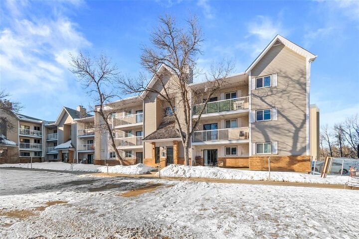 Property Photo:  90 Plaza Drive  MB R3T 5K8 