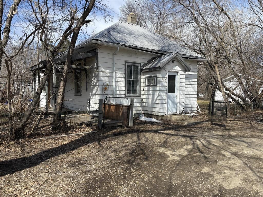 Property Photo:  143 King Street North  MB R0K 1R0 