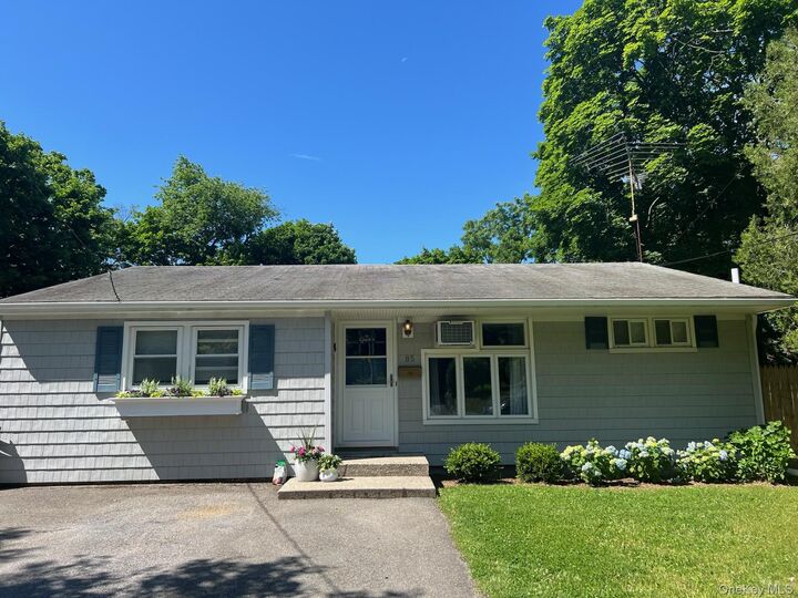 Property Photo:  85 Young Avenue  NY 10520 