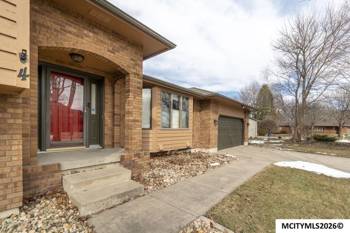 Property Photo:  4 Field Rd  IA 50401 