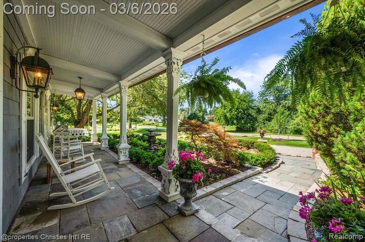 Property Photo:  275 Barden Road  MI 48304 2710 