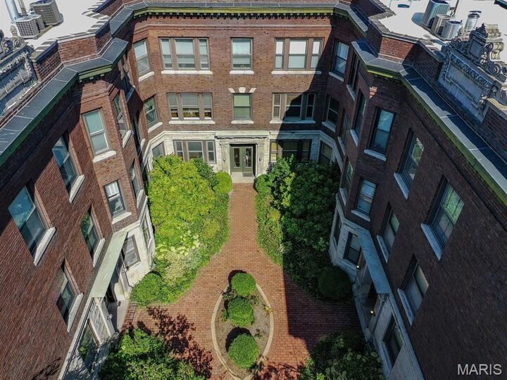 Property Photo:  377 N Taylor Avenue 1S  MO 63108 