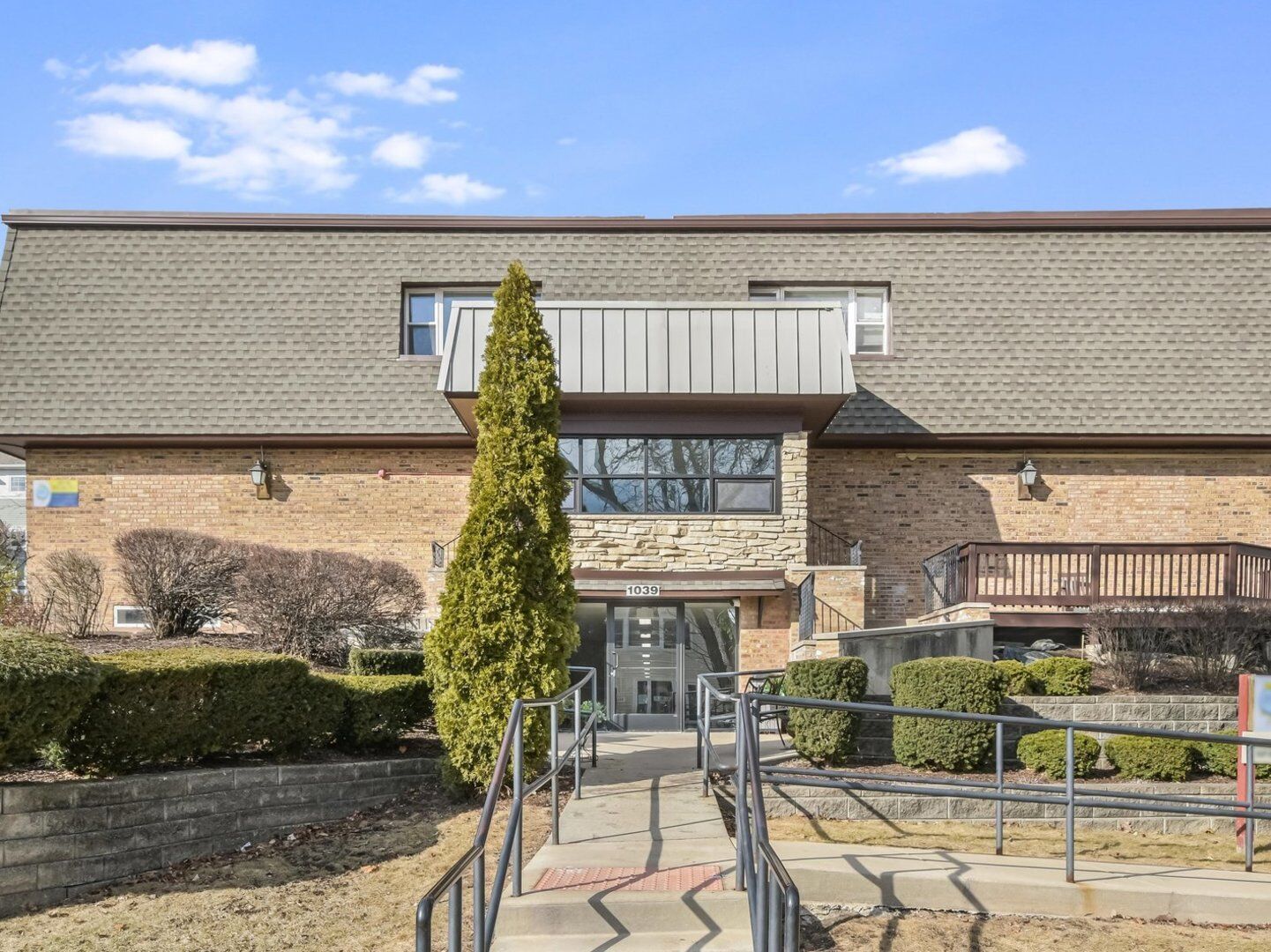 Property Photo: 1039 College Avenue 3W IL 60187