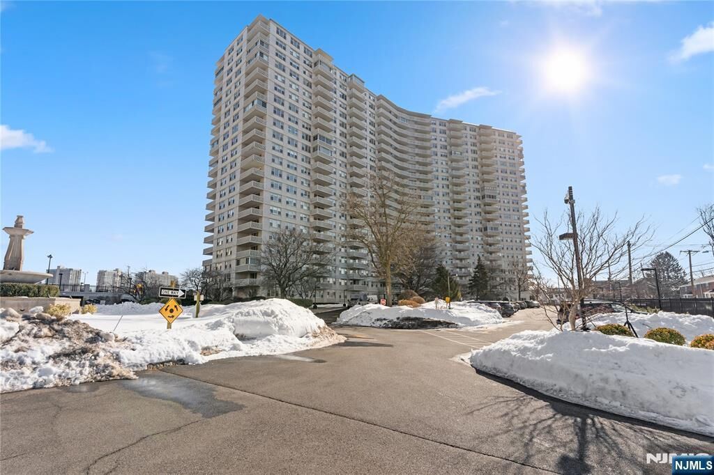 Property Photo:  2000 Linwood Avenue 6E  NJ 07024 