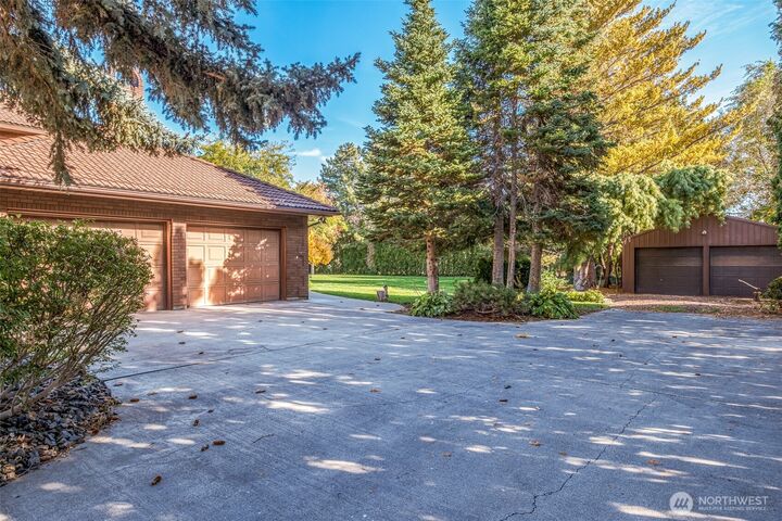 Property Photo: 810 D Street SW WA 98823