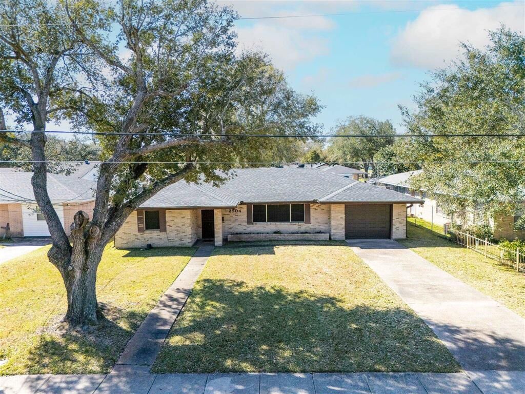 Property Photo:  2504 4th Ave Avenue  LA 70601 