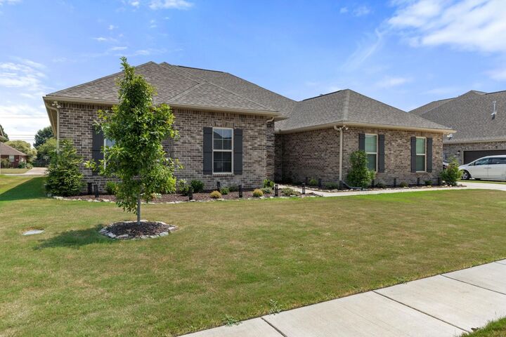 Property Photo:  204 Nellie Faye Ln  AL 35759 - MERIDIAN 