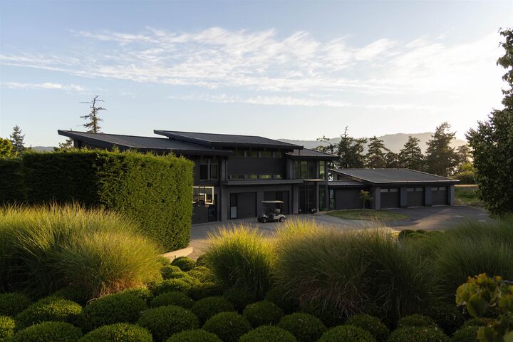 7756 W Saanich Road — photo 1