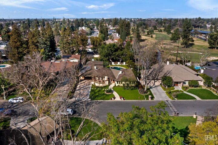 Property Photo: 1233 Tam O Shanter Drive CA 93309