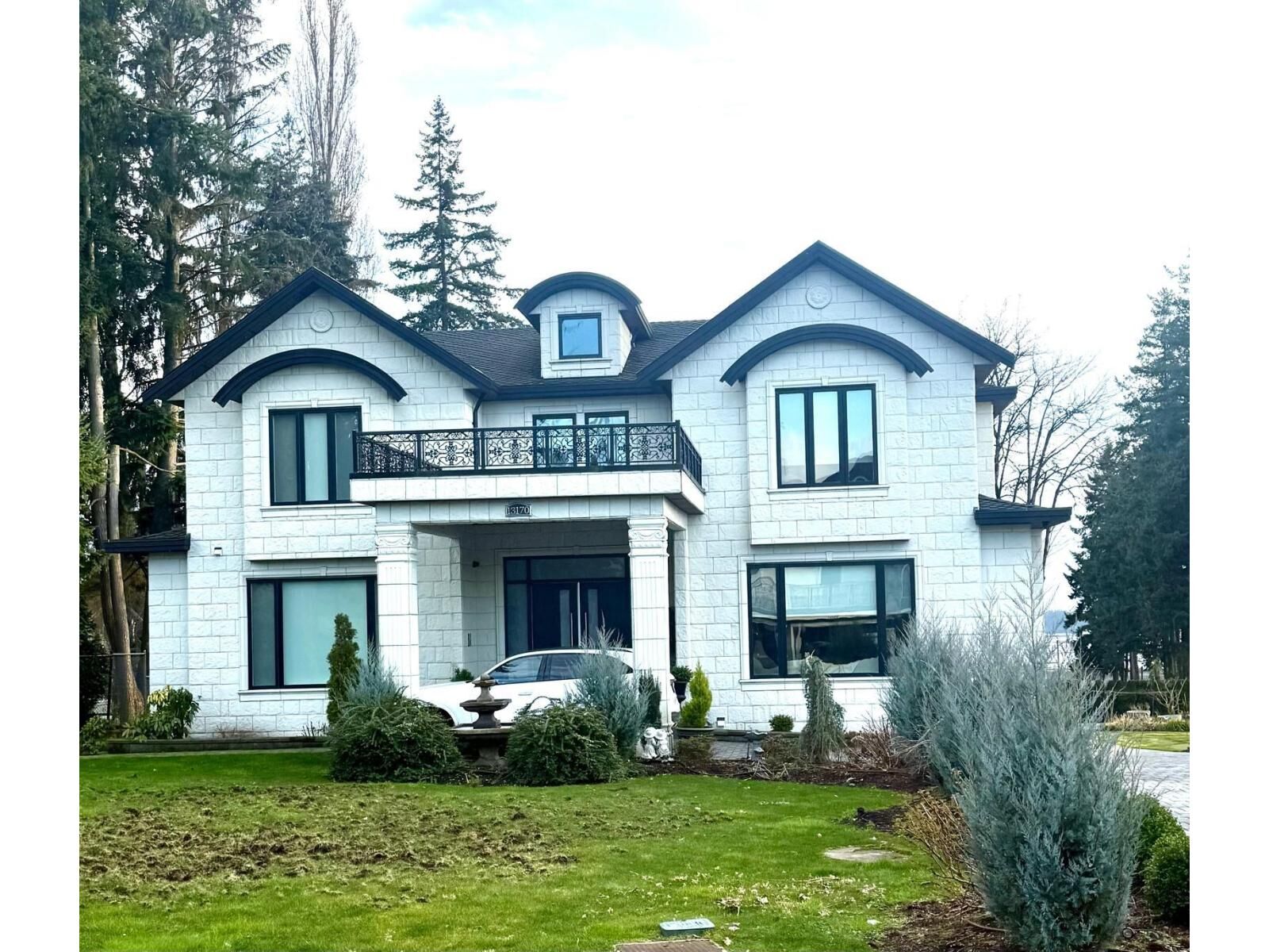 Photo de la propriété:  13170 57 Avenue  BC V3X 0K2 