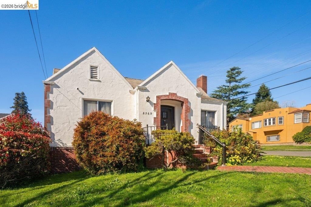 Property Photo:  2569 Maxwell Ave  CA 94601 