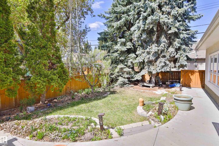 Property Photo:  11528 72 Avenue NW  AB T6G 0B8 