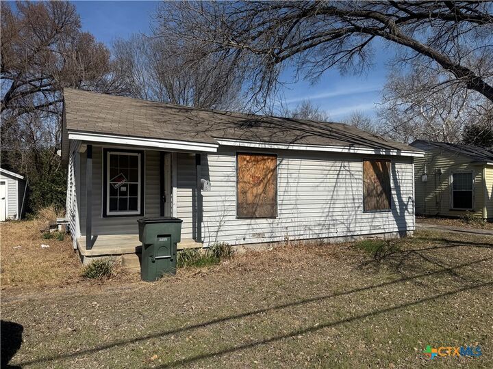 Property Photo:  1307 E Avenue G  TX 76541 