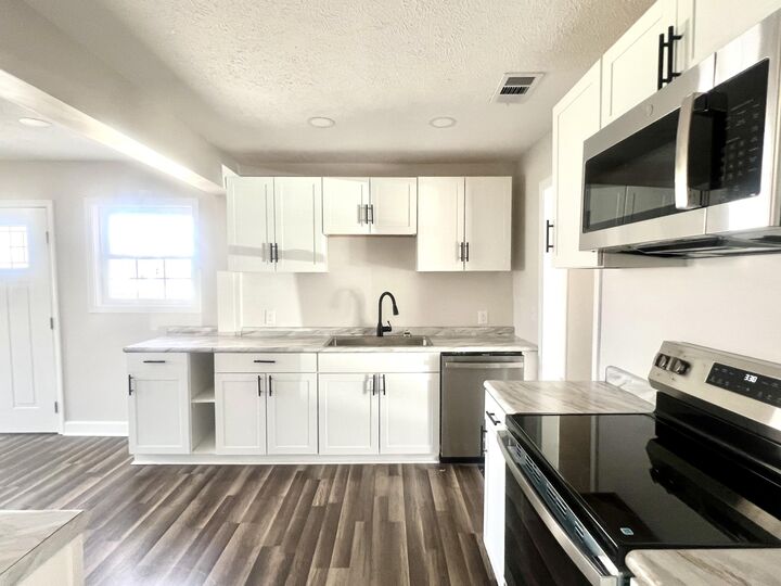 Property Photo:  125 Robinwood Cir  MS 39702 