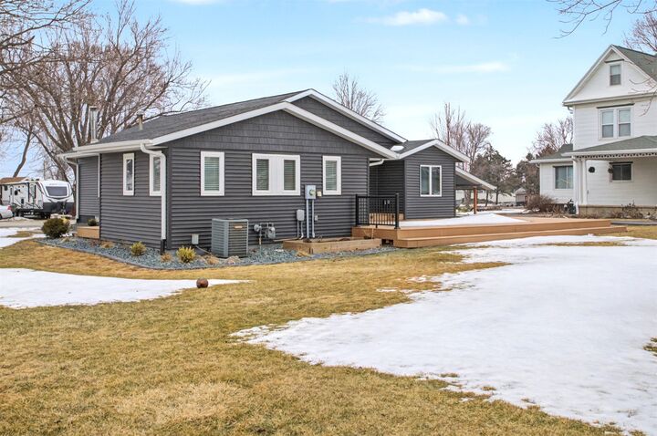 Property Photo:  810 Main Street  IA 50154 